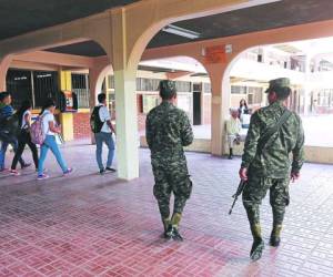 Dos militares recorren los pasillos del instituto Jesús Aguilar Paz de la capital.
