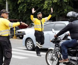 Aníbal Ehrler dejó a un lado el trabajo de oficina y se fue a la calle a trabajar como auxiliar de tránsito. Foto: Marvin Salgado/EL HERALDO.