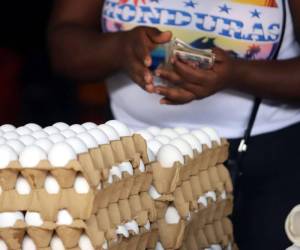 Más de 40 lempiras subió el cartón de huevo, aunque la Dirección del Consumidor inspeccione los diferentes comercios del mercado.