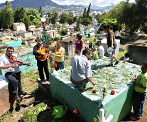 Algunos capitalinos han importado la costumbre de las serenatas de México.