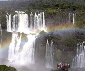 Un arcoíris se posa sobre las cataratas del Iguazú, en Brasil. (FOTOS: AP)