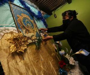 Doña María Figueroa y Daniel Hernández elaboraron este altar en la colonia Flor número 1.