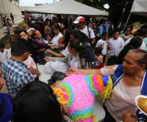 Los pobladores de El Pedegral se mostraron felices por la celebración del cumpleaños de la colonia. Foto: David Romero/El HERALDO.