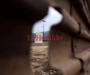 View through a hole from the Tijuana side, Mexico, on October 12, 2017 of a prototype of US President Donald Trump's US-Mexico border wall being built near San Diego, in the US. Following up on President Donald Trump's campaign promise to build a wall along the entire 3,200 kilometre (2,000 mile) Mexican frontier, the Department of Homeland Security began building prototypes for the barrier along the border in San Diego and Imperial counties, as it announced in August. / AFP PHOTO / GUILLERMO ARIAS