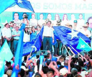 Ondeando la bandera del partido de la estrella solitaria, Hernández recibió el apoyo de sus seguidores.
