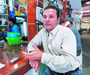 El regidor Cárlenton Dávila durante la entrevista con EL HERALDO en el mercado San Pablo.