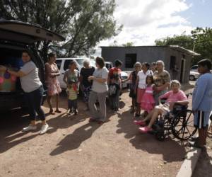 Personas de la tercera edad recibieron el aporte en el cerro Juana Laínez.