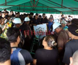 Un doloroso último adiós se vivió en el entierro del profesor Mario Morazán. (Foto: David Romero/ El Heraldo Honduras, Noticias de Honduras)