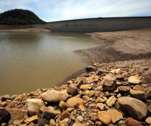 La represa La Concepción alcanzó solo la mitad de su capacidad máxima, debido a esto durante varios meses se tienen planeados fuertes racionamientos de agua. Urge la construcción de nuevos proyectos. Foto: EL HERALDO.