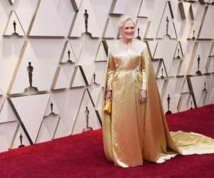 Glenn Close optó por en un total look dorado con capa incluida. A simple vista se puede notar que vistió para el Oscar.