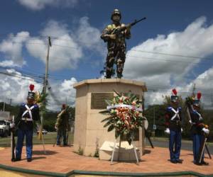 Uno de los monumentos donde fueron colocadas ofrendas florales fue en la estatua dedicada al Soldado Ausente. Los caballeros cadetes de la Academia Militar le rindieron homenaje. Foto: Efrain Salgado/El Heraldo.