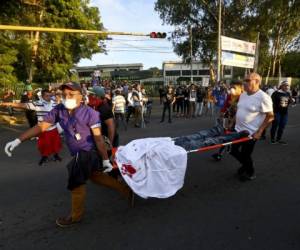 Momento en el que se realizaba el levantamiento de cuerpos en Nicaragua.