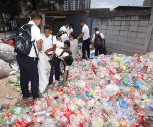 Los educandos del CEB San Miguel de Heredia en plena faena de recolección del material reciclable.