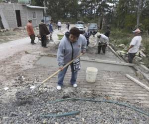 Ella es Utila Delmy Andino Hernández, los baldes y las palas son sus herramientas cada domingo. Cada jornada se prepara con sus tenis y ropa adecuada para continuar con los trabajos. Foto: Johny Magallanes/EL HERALDO.