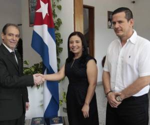 El embajador Francisco Delgado Rodríguez junto a Glenda Estrada y Eddy Montalván, de El Heraldo. Foto: Alejandro Amador / El Heraldo.