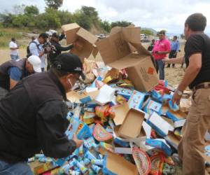 El decomiso de la cohetería es quemada en un lugar solitario y bajo medidas de seguridad. Foto: EL HERALDO