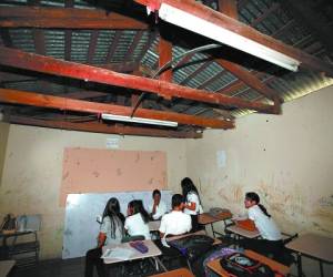 El techo del centro educativo básico Álvaro Contreras se encuentra dañado. Cada vez que llueve, los niños deben ser trasladados a otros sitios por las goteras.