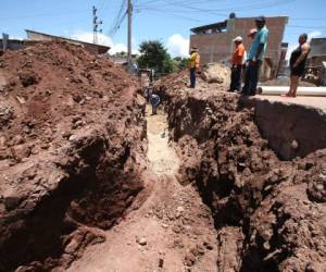 El cambio de las tuberías se logra con el apoyo de la comunidad, el SANAA y la Alcaldía. Foto: El Heraldo.