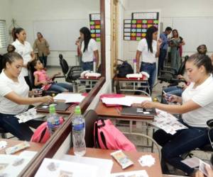 El curso de Belleza se imparte en varios horarios debido a la demanda de estudiantes que tiene. Fotos: Efraín Salgado/EL HERALDO.