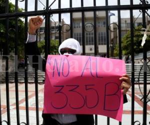 'No al 335B', dice un rótulo que alzaba uno de los periodistas este miércoles frente al Poder Judicial. Foto: Andro Rodíguez/ Opsa