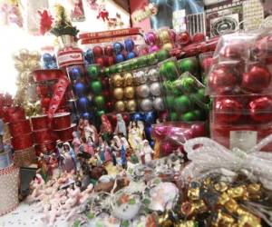 l rojo, blanco, verde y dorado son los colores de los artículos navideños que se observan en las plazas comerciales de la ciudad.Alejandro Amador/EL HERALDO