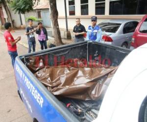 Familiares llegaron a la morgue capitalino hasta donde fue traslado el motociclista tras perder la vida camino al hospital. (Foto: El Heraldo Honduras, Noticias de Honduras)
