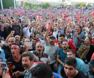 Unos 200 militares atrincherados en la sede del Estado Mayor se rindieron, al igual que decenas de soldados en uno de los puentes del Bósforo de Estambul.