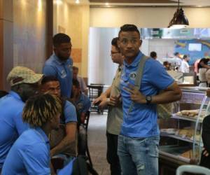 Un total de 16 futbolistas se hicieron presentes al aeropuerto Toncontín incluyendo a los reservistas Juan Pastrana.