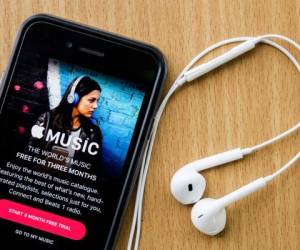 Apple Music, además de su catálogo, tiene la opción de radio estaciones en vivo en línea.