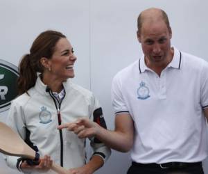 Kate Middleton ha vuelto a robar todas las miradas, esta vez en la regata de la King's Cup. A su llegada a la isla de Wight, la duquesa encantó con su look náutico, sin embargo, fueron sus piernas, dignas de una verdadera atleta, las que llamaron la atención de la prensa. Fotos: AFP