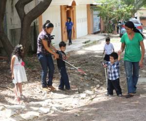 Los niños no videntes deben transitar por esta vía llena de agujeros.