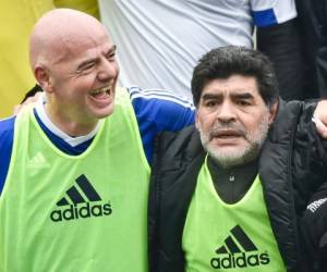 El presidente de la FIFA, Gianni Infantino, junto al crack argentino Diego Maradona (Foto: Agencia AFP)