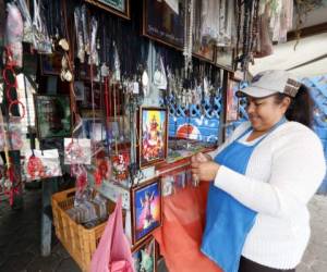 Yadira Juanes se encarga de atender el negocio que heredó de su madre. Fotos Marvin Salgado
