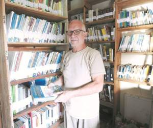 José Águila muestra parte de los textos que son consultados por los estudiantes en la biblioteca Pawanka.