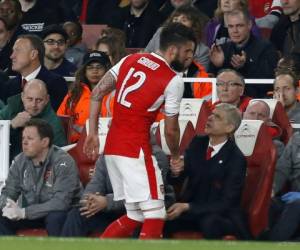 Olivier Giroud mientras saluda a su entrenador Arsene Wenger (Foto: AFP)