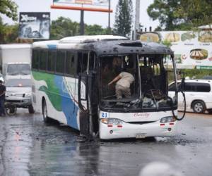 De acuerdo con datos preliminares, al menos seis pandilleros ingresaron a la unidad y procedieron a bajar a los pasajeros para luego prenderle fuego al vehículo.