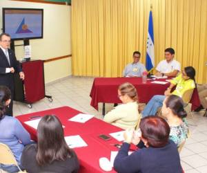 Emilio Santamaría, instructor de Dale Carnegie Training, ofrece conferencias a líderes empresariales para desarrollar sus habilidades.