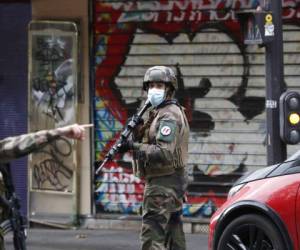 Soldados franceses patrullan por una calle luego de que cuatro personas resultaron heridas en un ataque con un cuchillo cerca de las antiguas oficinas de la revista satírica Charlie Hebdo, el 25 de septiembre de 2020 en París. Foto: AP