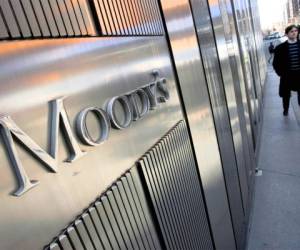 Una agitación política prolongada reduciría la confianza empresarial, lo que generará menos inversiones, según advirtió ayer la calificadora de riesgo Moody’s.