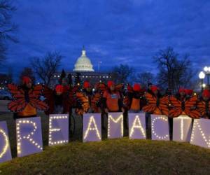 Manifestantes expresan su apoyo al programa DACA que ampara de la deportación a los jóvenes sin permiso de residencia que fueron traídos a EEUU de niños. Foto del 21 de enero del 2018 tomada frente al Capitolio en Washington.