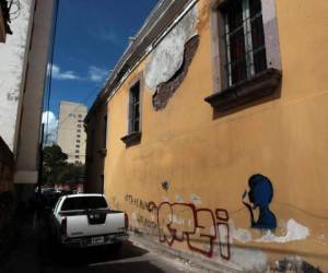 Las lluvias han hecho ceder una parte de la pared exterior del edificio.