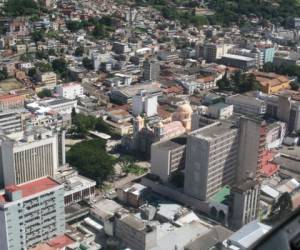 Una vista panorámica del centro histórico de la ciudad de Tegucigalpa nos muestra la plaza central y la catedral.