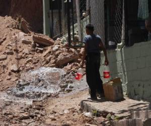 Las fugas de las tuberías y el derroche de agua están entre los principales causantes de los fuertes racionamientos en la ciudad.