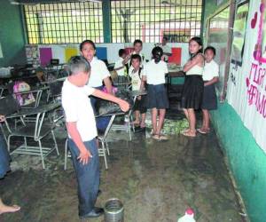 En un coladero de aguas lluvias se convirtieron las aulas de la Pedro Nufio.