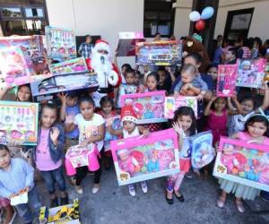Los niños premiados posan junto a Santa con sus juguetes. Muy contentos por pasar un día inolvidable (Fotos: Marvin Salgado/EL HERALDO)