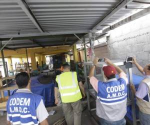 Las inspecciones en la Feria del Agricultor y el Artesano continuaron el miércoles por parte de Cuerpo de Bomberos y la Alcaldía. (Fotos: Fredy Rodríguez)