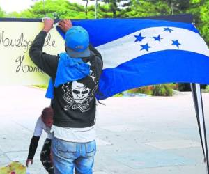 La carpa de los jóvenes que permanecen en huelga de hambre se instaló afuera de la universidad.