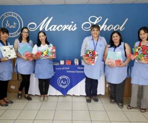 Un grupo de docentes acompañó a Ana de Merriam, superintendente de la Macris School, para realizar la entrega del material educativo a favor de los infantes.