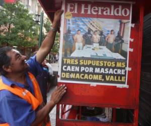 Don José García, de 63 años de edad, lleva más de 50 años vendiendo el diario en el Paseo Liquidámbar del centro histórico. Foto: Johny Magallanes/EL HERALDO.