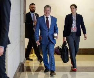Kurt Volker, ex enviado especial a Ucrania, llega al Capitolio en Washington, para testificar ante los legisladores como parte de la investigación de juicio político de la Cámara de Representantes contra el presidente Donald Trump. Foto: AP.